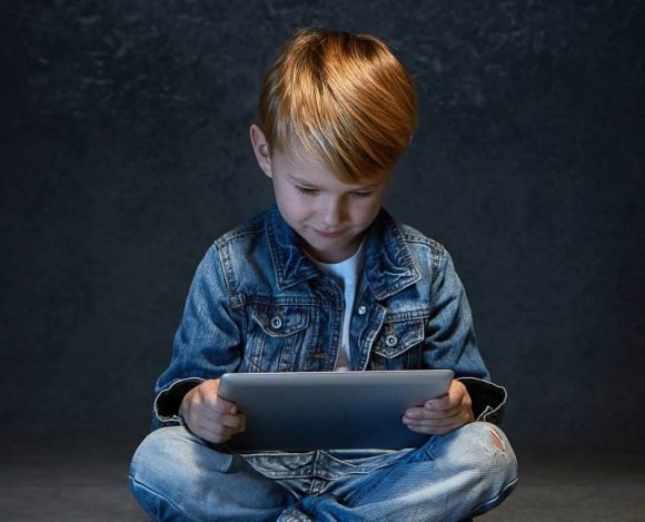 Criança feliz, feliz a brincar!